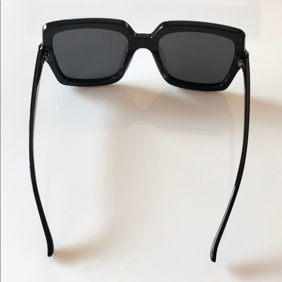 Black frame silver mirrored lens sunglasses - Picture 5 of 8